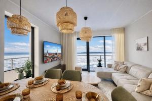 WATERFRONT LUXURY 3Br APARTMENT WITH AMAZING VIEWS, TERRACE AND PARKING