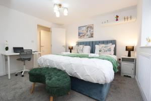 Newly Built Spacious & Central 2 Bedroom 2 Bathroom City Centre Apartment with Terrace