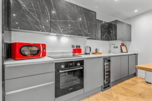 Penthouse Perfect For Couples - by AO Arena - Pass the Keys