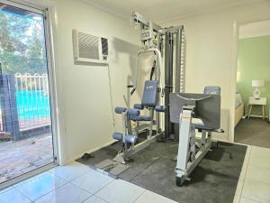 Luxury Mountain Retreat with Gym, Heated Private Pool & Bush Views