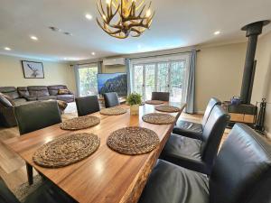 Luxury Mountain Retreat with Gym, Heated Private Pool & Bush Views