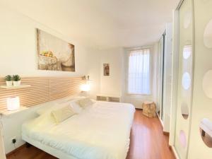 One bedroom with balcony Rue Chabaud