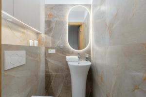 Cozy Studio with Workspace in the City Center by Noclegi Renters