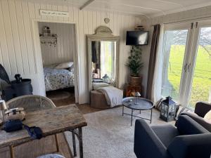 Autentieke pipowagen Bijzonder Buitenaf met jacuzzi en Finse sauna