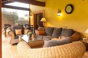 Villa El Ñeru - Jardín y chimenea cerca del mar