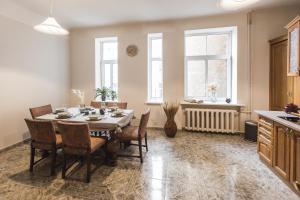 Large 6-Bedroom Apartment for Groups - Gertrudes Street