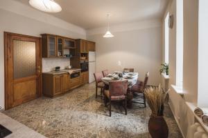 Large 6-Bedroom Apartment for Groups - Gertrudes Street