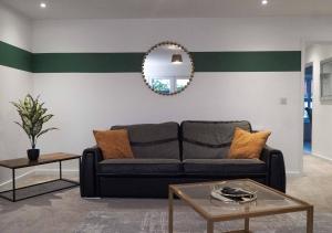 Fort House Large 6BR Home Sleeps 12 3 Bathrooms NEC, JLR, BHX Nearby