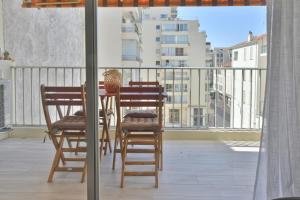 1-Br with Terrace Carré dOr Walking Distance to the Beaches