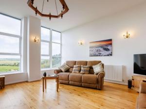 5 Bed in Holsworthy oc-89900
