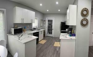 Charming Upper, 3BD, with workspace in Walkerville