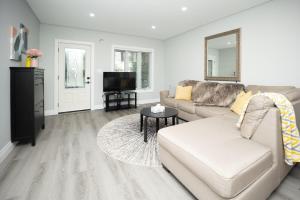 Charming Upper, 3BD, with workspace in Walkerville