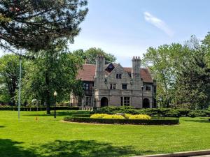 Charming Upper, 3BD, with workspace in Walkerville