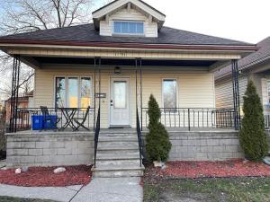 Charming Upper, 3BD, with workspace in Walkerville
