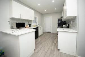 Charming Upper, 3BD, with workspace in Walkerville