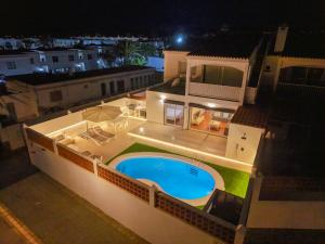 LAS MAGNOLIAS -Villa adosada con piscina privada.