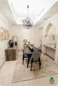 Souk Al Bahar connected to Dubai Mall, Burj khalifa Partial View Dream View Holiday Home Rental