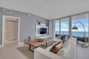 Prime Oceanfront 3BR Mansion in the Sky