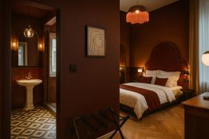 Maroon & Moss Residence