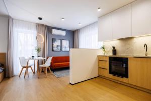 M1 Aura Apartments With Free Parking by StayNest