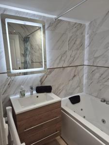 Maison chaleureuse jacuzzi, climatisation et parking payants