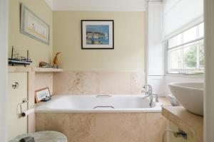 Luxury Townhouse in the Heart of Burford Sleeps 11