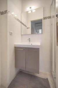 FRGK "Spacious 100 sqm Loft with Terrace 2 Ensuite Bedrooms Quiet & Central Cannes