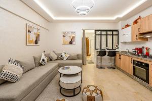 Beautiful apartment in residence with pool