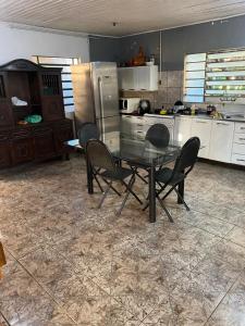 CASA COM 3 QUARTOS E 2 vagas