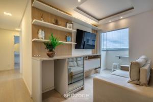 Apto c churrasq e varanda, 400m da Praia LEAA0506