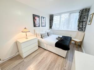 Maida Vale 3-Bed, 3-Bath Apt with Private Garden, Wi-Fi near Little Venice & Paddington by NourNest Apartments