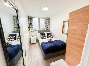 Maida Vale 3-Bed, 3-Bath Apt with Private Garden, Wi-Fi near Little Venice & Paddington by NourNest Apartments