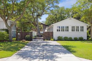 Palms of Hart- 2 Blocks from Beach, Dog Friendly