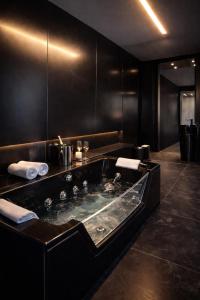 Love Swing & Jacuzzi Apartment by Lion Apartments