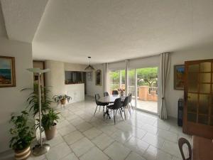 SM075-034 SAINTE MAXIME Sémaphore Haut de Villa T4 avec Piscine terrasse