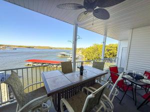 Dog Daze Lakefront Condo 3 Bed and 2 Bath