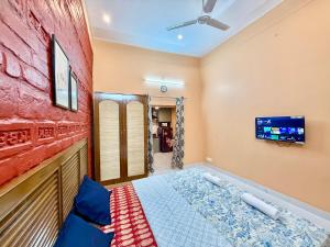 Artistic 1RK Studio with Kitchen in Ballygunge