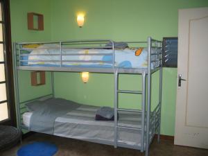 B&B / Chambres d'hotes La Cheneraie : Chambre Familiale - Vue sur Jardin