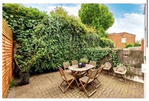 Three Bedroom House in Kensal Green with Garden