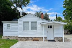 Cozy cottage near beachbarsdining with enclosed yard, AC, & WD