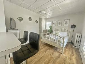 Botanical Studio Retreat in the Heart of Woodstock