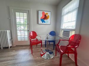 Groovy Getaway in Woodstock – Retro & Vinyl Vibes