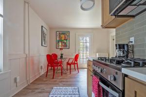 Colorful Modern Hideaway In Downtown Woodstock