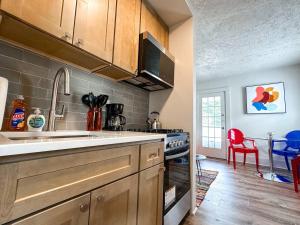 Groovy Getaway in Woodstock – Retro & Vinyl Vibes