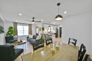 Hialeah Home Sleeps 6 Yard King Suite