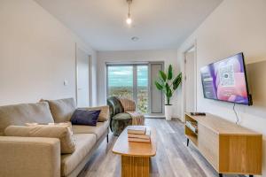 2-BR City View Apartment - Near Salford Royal