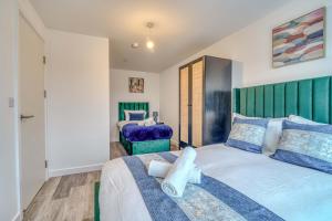 2-BR City View Apartment - Near Salford Royal