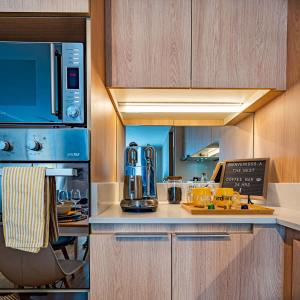 Gold Signature 01 by Nest Collection