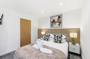 Stylish Duplex Apartment - Excellent Location - Free Parking, Virgin TV, Fast Wifi and Self-Check-In by Yoko Property