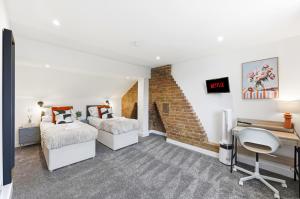 Stylish Duplex Apartment - Excellent Location - Free Parking, Virgin TV, Fast Wifi and Self-Check-In by Yoko Property